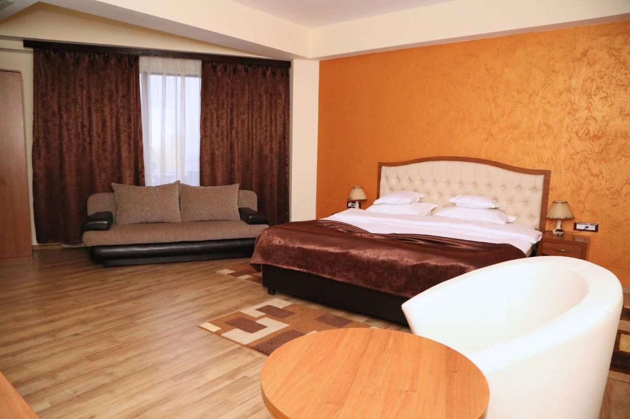 Hotel Crystal Palace Râmnicu Vâlcea Exterior foto