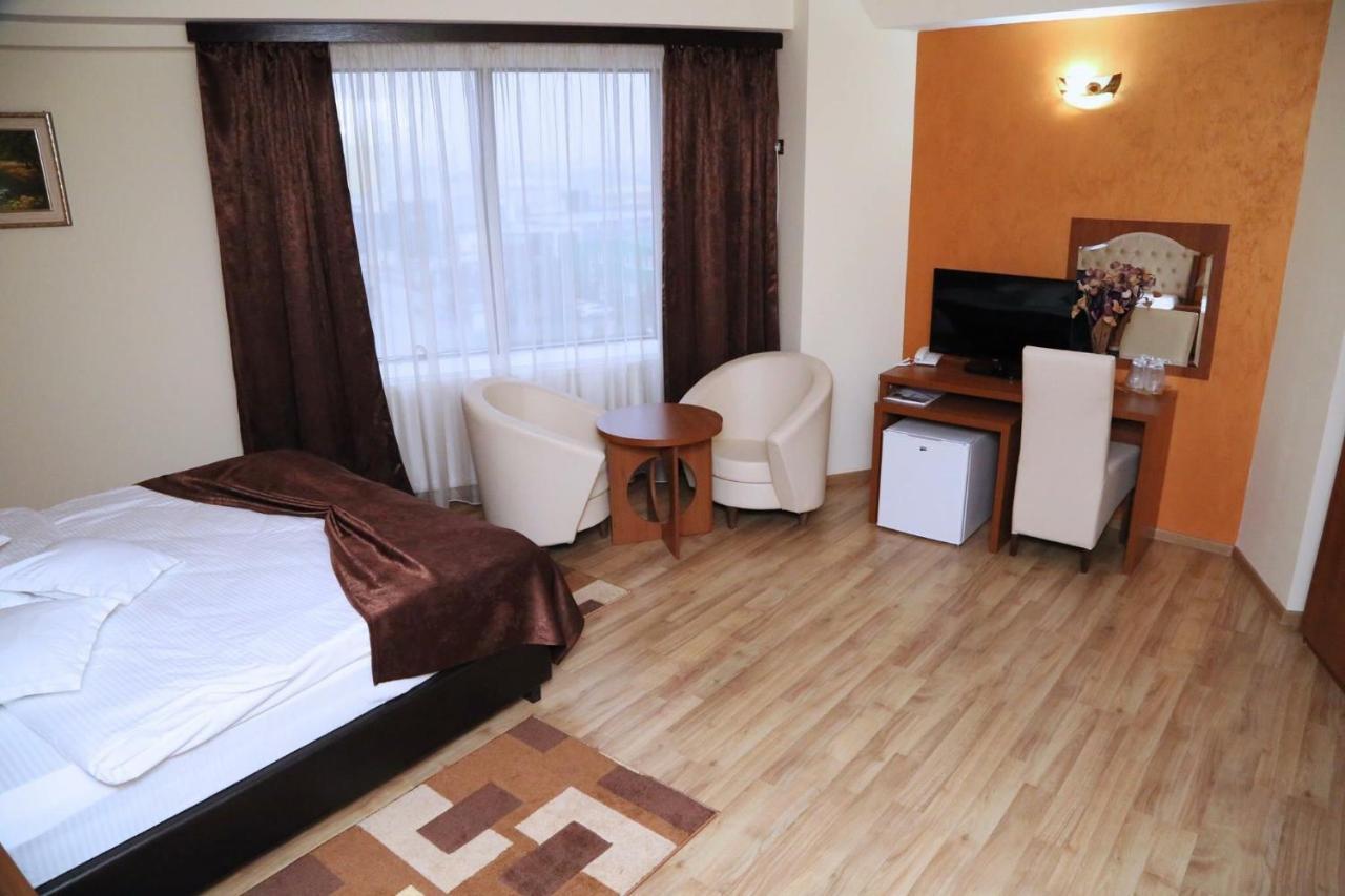 Hotel Crystal Palace Râmnicu Vâlcea Exterior foto